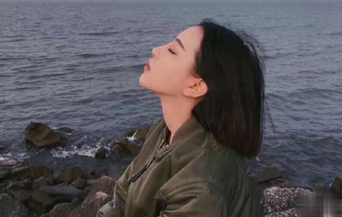 一个人孤独伤感的说说醉酒:后来熬夜成瘾,也习惯无人关心2