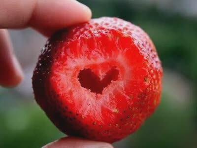 空间伤感短说说:你吻我是因为你寂寞,我不反抗是因为我爱你