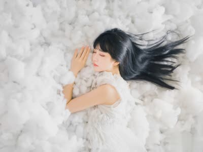 伤感个性说说：你身边人多我就远离，懒得抢，更没力气吃醋