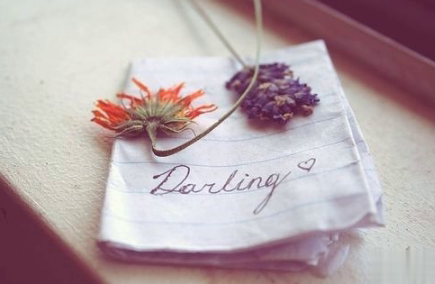 很文艺的伤感说说2021最新版:喜欢谈论你的,往往是那些不了解你的人