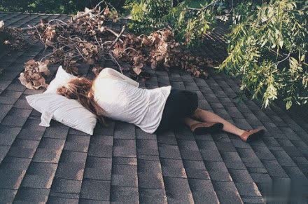 2018虽然简单但是让人心痛伤感难过的句子 时光逼着人坚强2